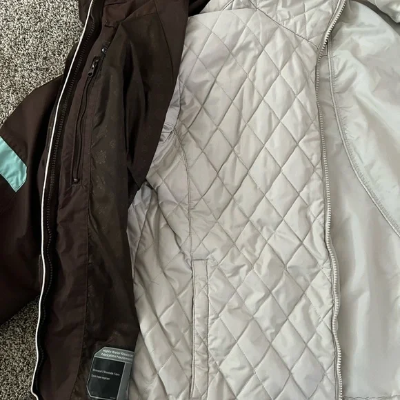 Carhart woman’s winter (ski) jacket with interchangeable zip out coat. - Picture 3 of 5